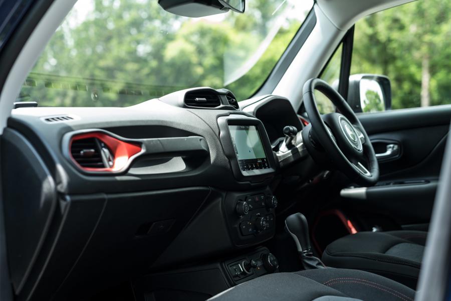 Интерьер Jeep Renegade Trailhawk (BU) 2019 года  (JP) (фото 5 из 8)